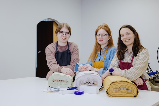 Uczestnicy warsztatów haftu